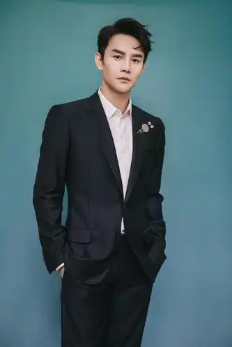 王凯身穿蓝色系西装,儒雅绅士,成熟魅力