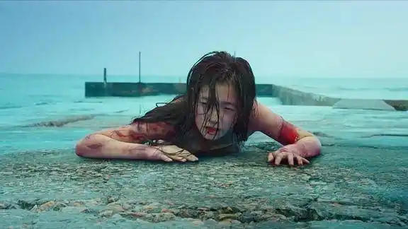 人类真是太残忍了可怜的美人鱼拼尽全力还是被人打的遍体鳞伤