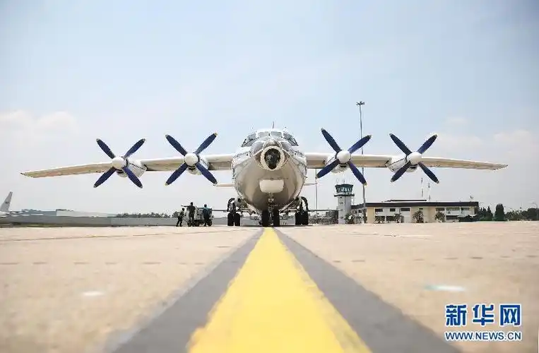 (资料图片) 3月22日,在马来西亚梳邦皇家空军基地,一架中国空军运-8