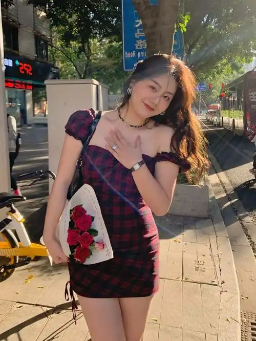 微胖女生甜辣风连衣裙女法式复古方领裙子夏季泡泡袖格纹包臀短裙