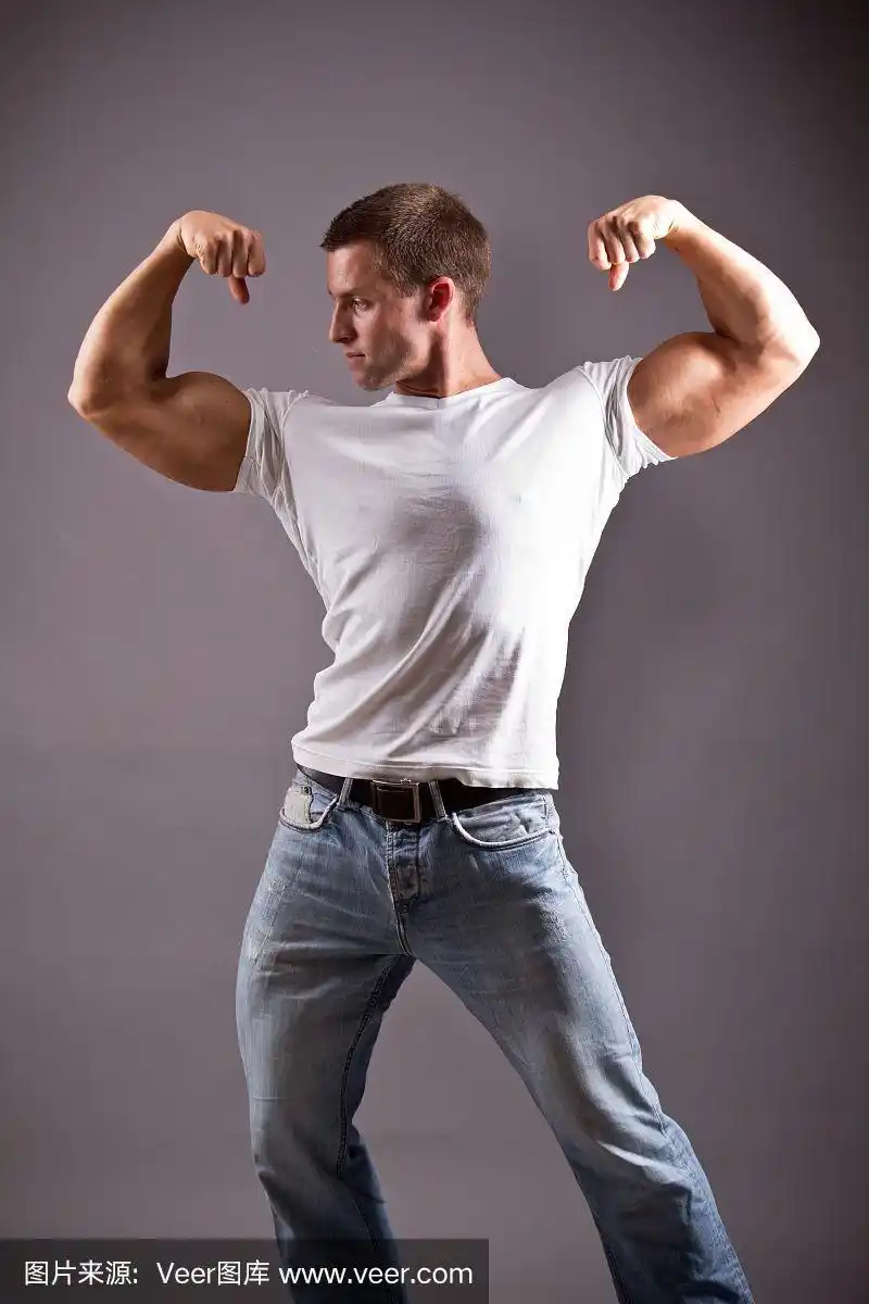 肌肉发达的男人