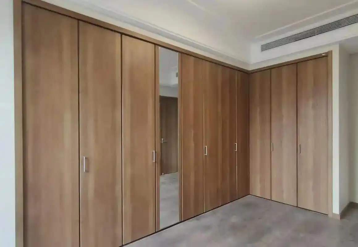 极简衣帽间.衣服太多怎么办,日式壁橱教你如何收纳,可调挂衣杆 - 抖音