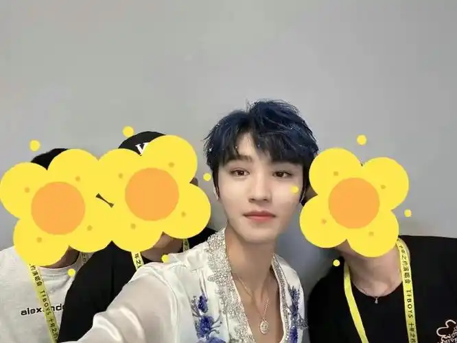 王俊凯十周年自拍