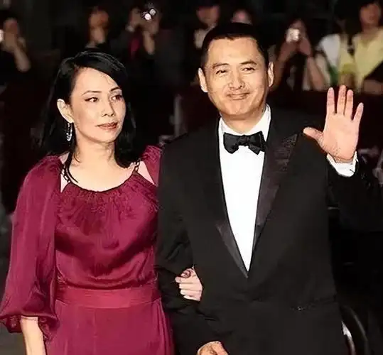 让我们回顾一下周润发和陈玉莲之间的那段轰轰烈烈的爱情故事.