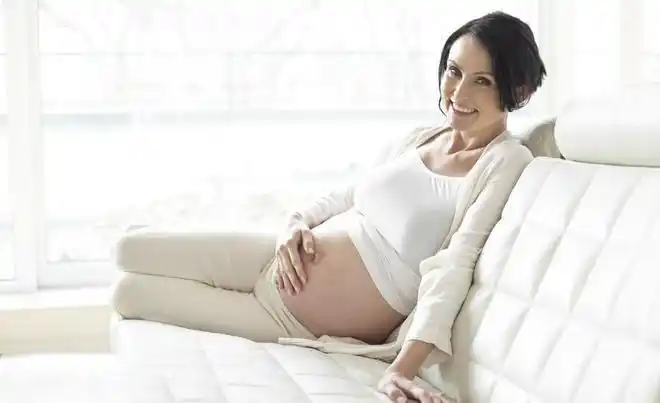 谢娜二胎孕照曝光,孕肚非常明显像双胞胎,母亲小心搀扶很谨慎