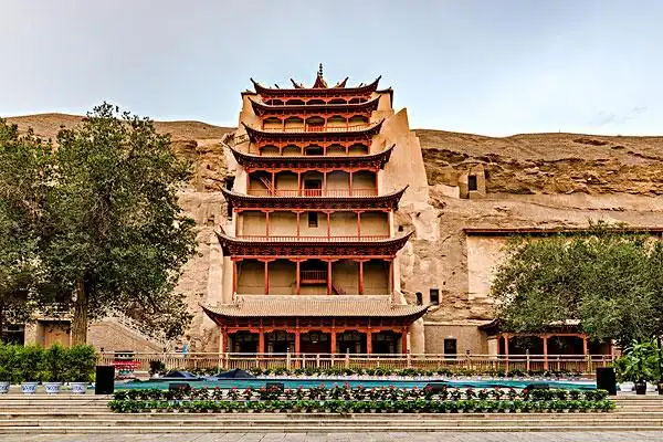 敦煌莫高窟九层楼全景图