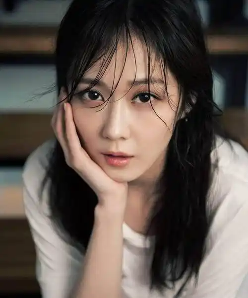 39岁张娜拉太冻龄,穿白衬衫配粉裙身材有料,美得像20岁_少女_的设计