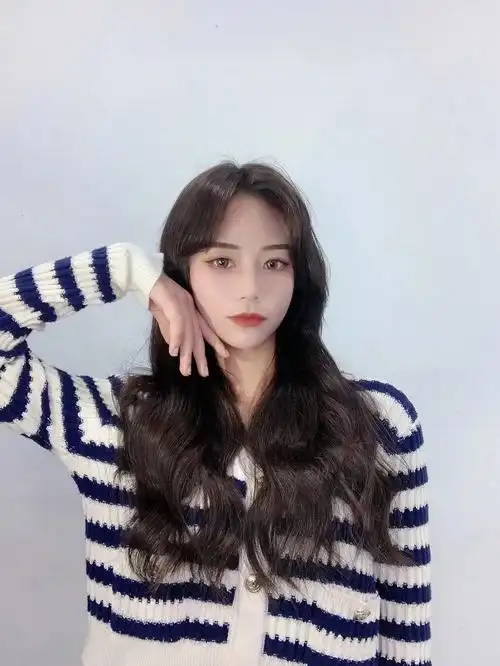 显白发色黑茶色2021年流行发色显白发色分享随着大家对颜色喜好的变化