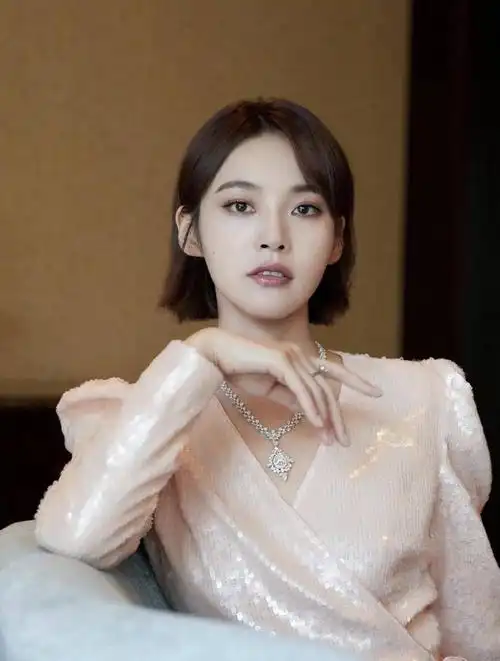 张佳宁不再隐瞒,坦言"舅舅就是我爸",拒认亲父却帮继父求婚