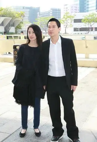 张家辉和老婆亲密现身两个人手牵手真是甜蜜简单穿搭也很时髦
