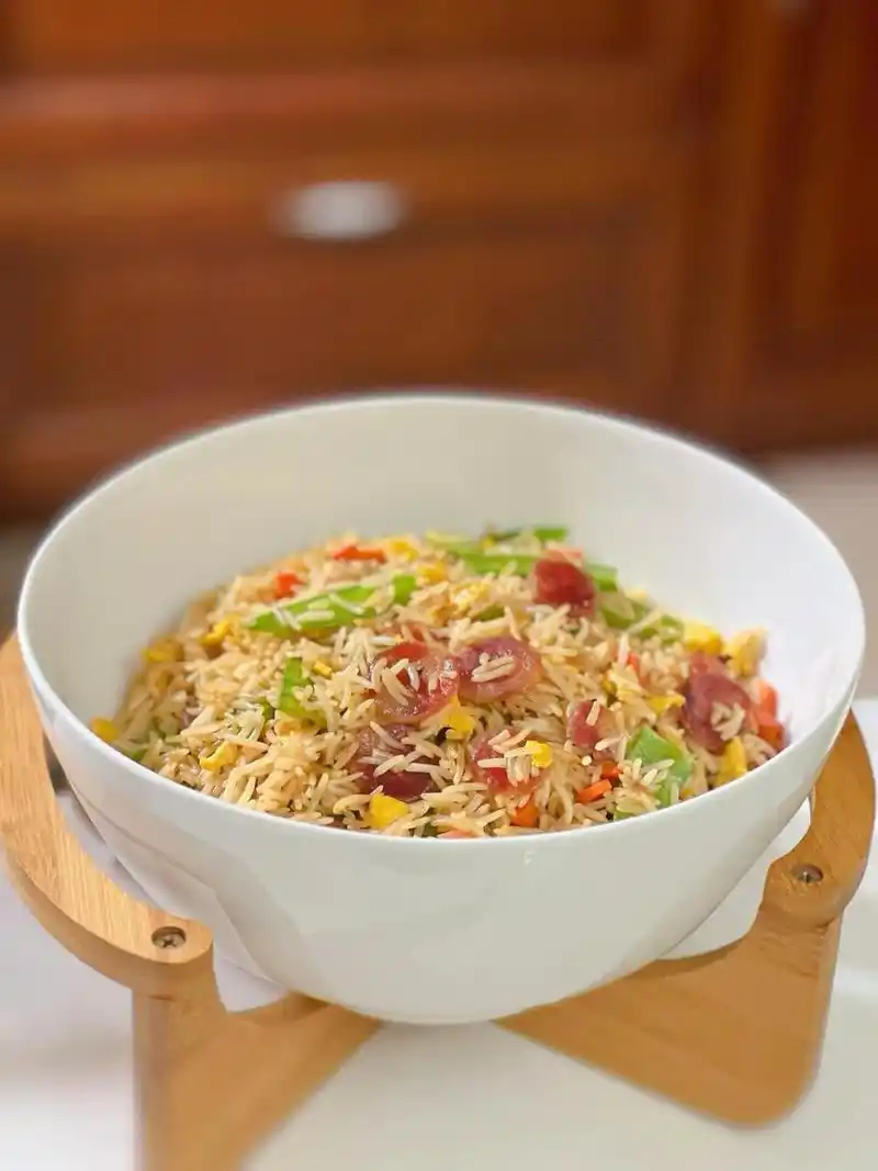 腊肠炒饭: 巴基斯坦长粒大米煮好米饭放凉备用,腊肠切片,胡萝卜切丁