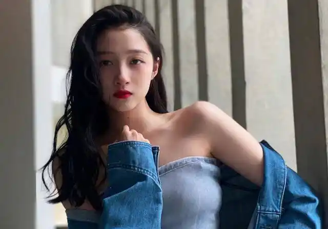 关晓彤穿抹胸装拍写真,拍照动作引起热议,捂脸摆拍成了槽点-第5张图片