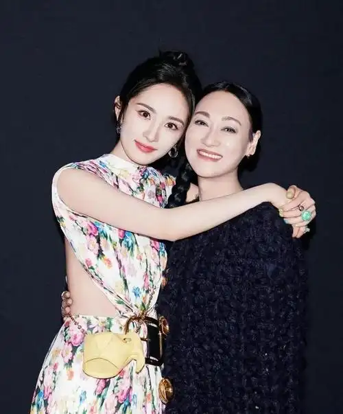 赵丽颖戴五千万珠宝现身名利场对比杨幂不合群的她才最清醒