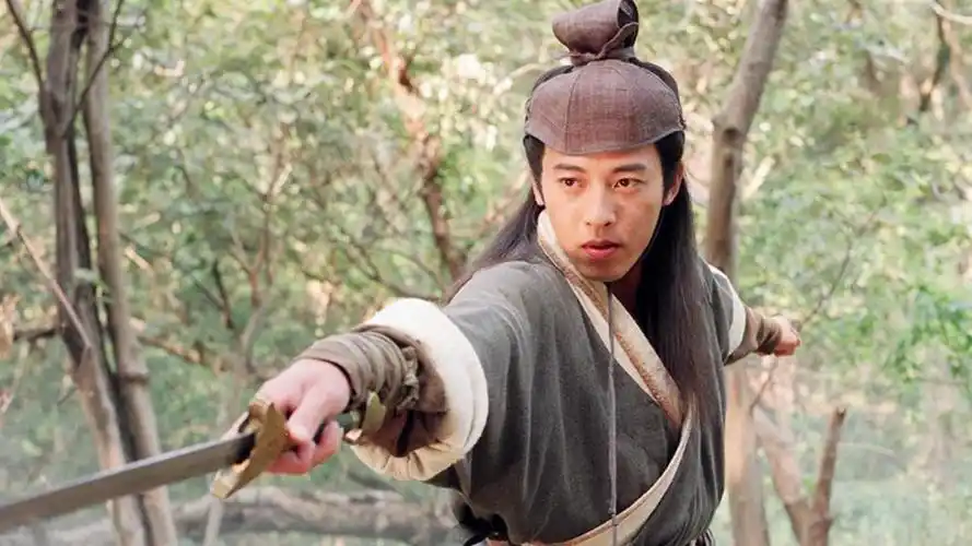 《笑傲江湖》的结局,其实和令狐冲的观点一致,曾经被他道破过