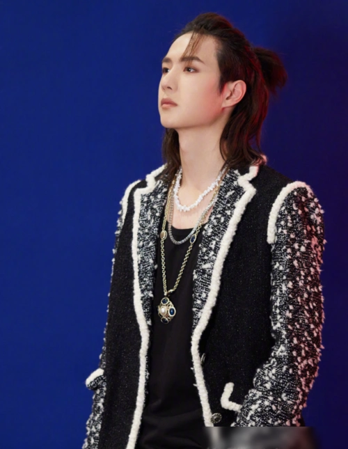 王一博越来越"狂野",半丸子头长发太酷,让人招架不住