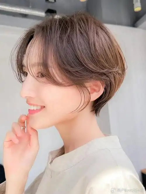 30 到 40 岁女性,剪挂耳短发就对了,好看时尚很精致