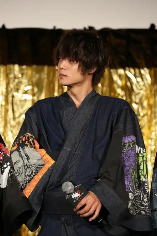 真人版#电影银魂2#在东京举行完成披露试写会,主创集体浴衣亮相,阵容