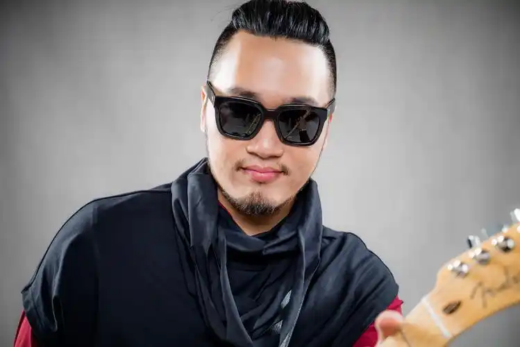 海南话原创歌手阿强:就做不一样的本土音乐_海南频道_凤凰网