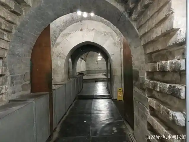 十三陵定陵的地宫是什么样,里面的棺椁和宝座的位置