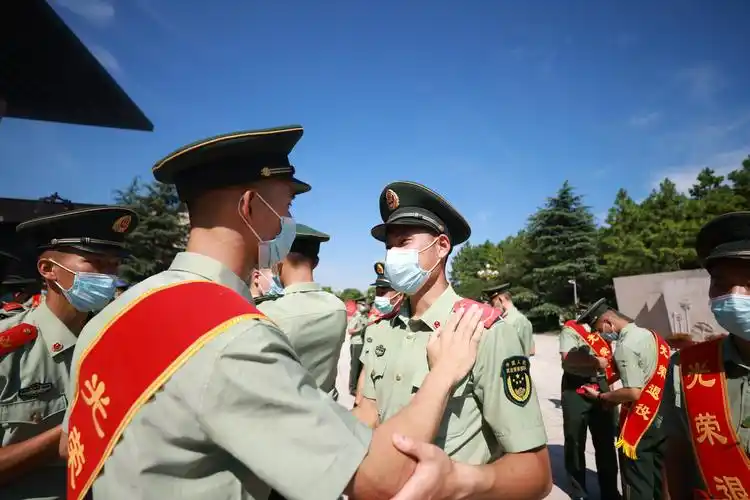 退伍不褪色永葆嘉乡情武警嘉兴支队举行2021年度退伍老兵向武警部队旗