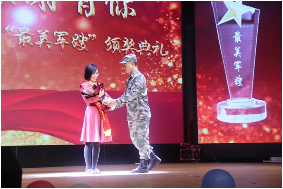 最美军嫂齐登台场面好不温馨