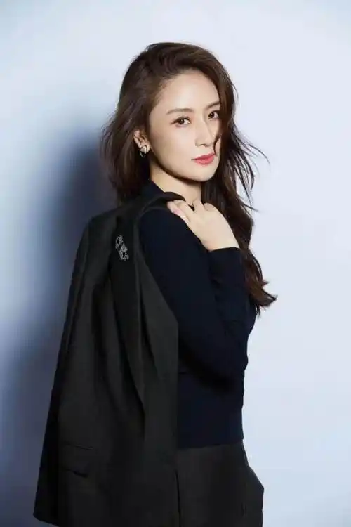 演员孙宁秋冬写真简约大方突显温柔气息