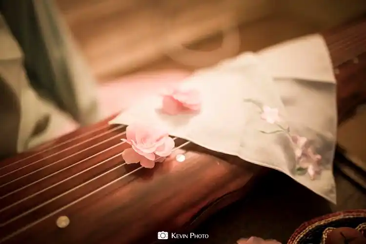 抚琴拈花,人生乐事