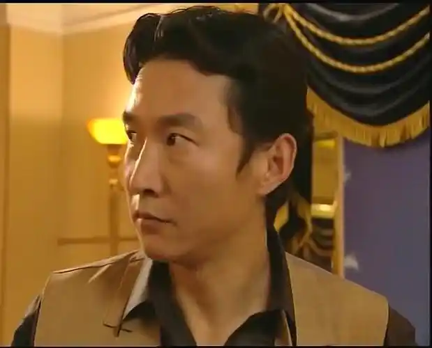 张世豪得知阿勋被抓与爱妻告别回香港避风头