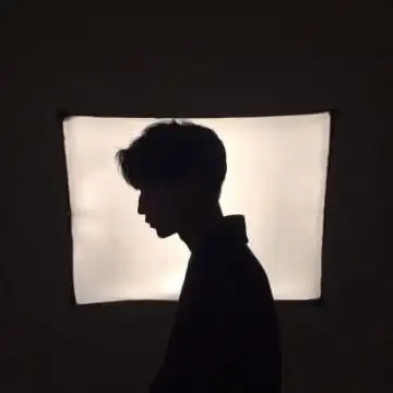 2019有意境伤感的男生个性头像 我爱过几个人也说过一些谎成熟稳重的