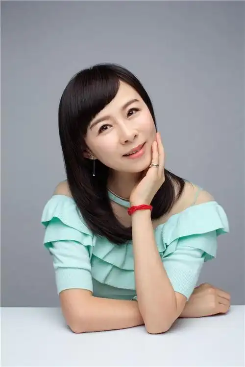 42岁生子的周瑾,还能取代一姐陈蓉回到东方卫视舞台中央吗?