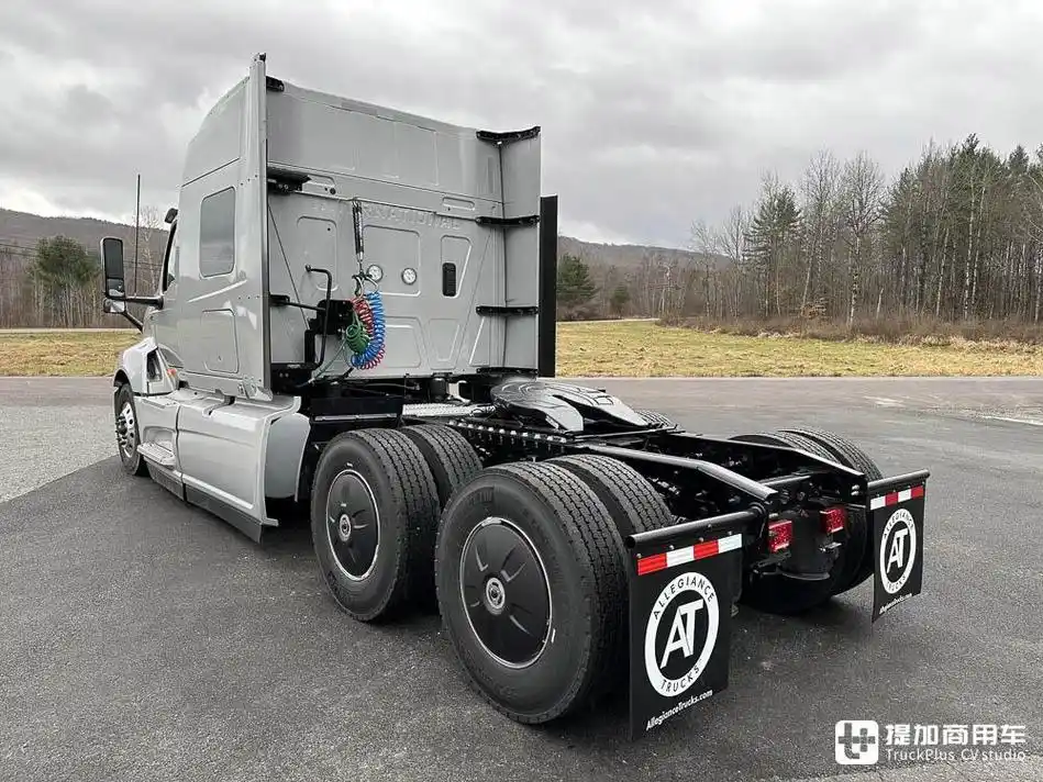 美国万国的旗舰长头卡车,配超大生活舱,实拍万国lt 6x4牵引车