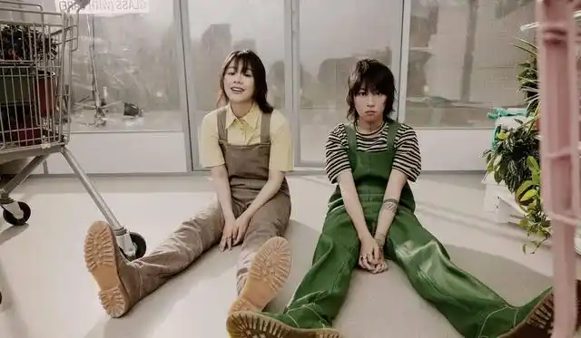 马思纯窦靖童合体拍大片4套闺蜜装完美展现酷girl魅力