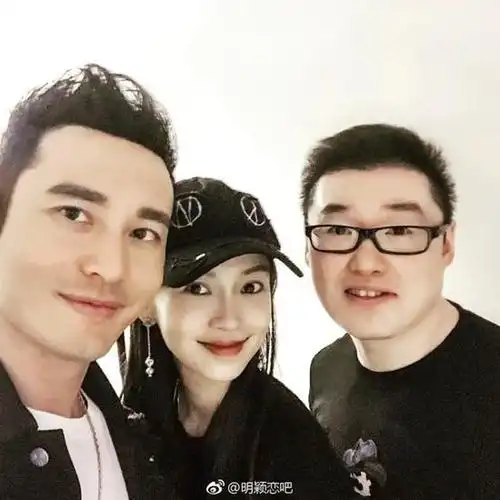 黄晓明baby同框与友人合影 亲密无间笑容灿烂