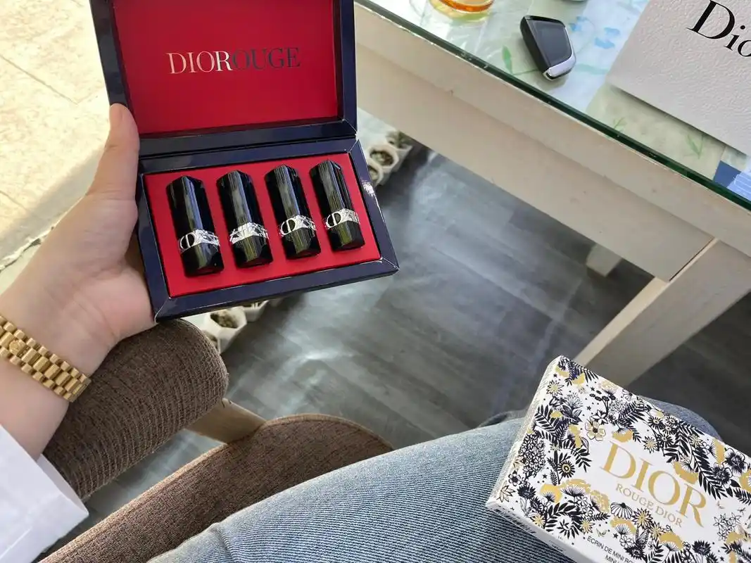 2022年收到的第一份礼物是这个口红,准备发个朋友圈儿,忙了 - 抖音