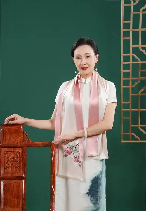 杭州丝绸真丝桑蚕丝丝巾女春秋围巾冬季苏绣送礼中年妈妈旗袍披肩