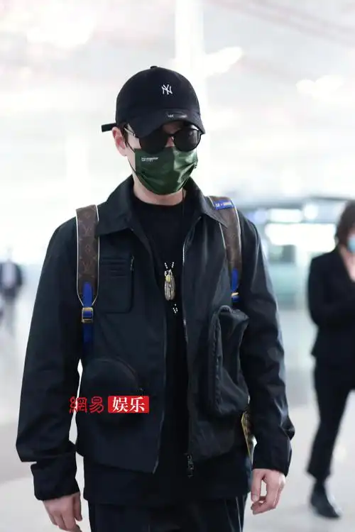 朱一龙穿黑夹克现身机场纯黑穿搭尽显气质