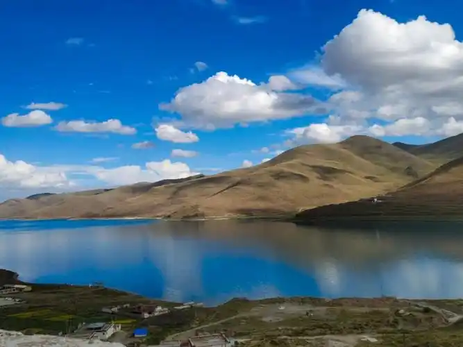 湖水清澈见底偶遇抓拍到藏鼠,可可爱爱第一次看到这样的风景,让人心旷