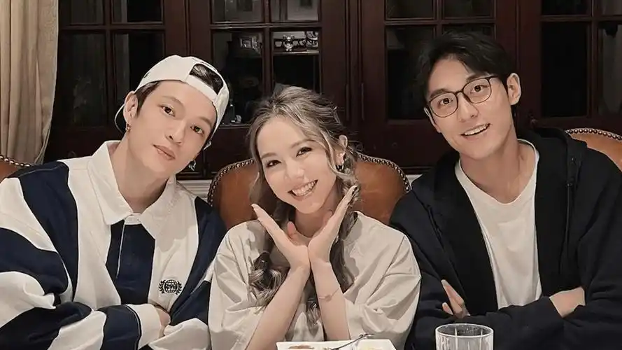 邓紫棋罕见秀恩爱!合影时靠近男友mark幸福甜笑