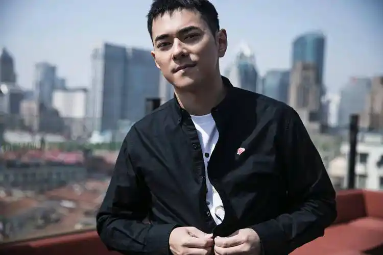 曝42岁李晨上海遛娃!女儿五官清秀超像爸,推简易婴儿车太低调