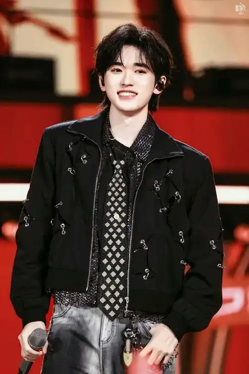 # syx#宋亚轩的立牌不能掉# syx#微博之夜宋亚轩的赛博