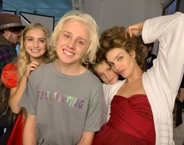 lv太子妃晒三娃,18岁大儿子笑起来更帅,13岁女儿颜值超高