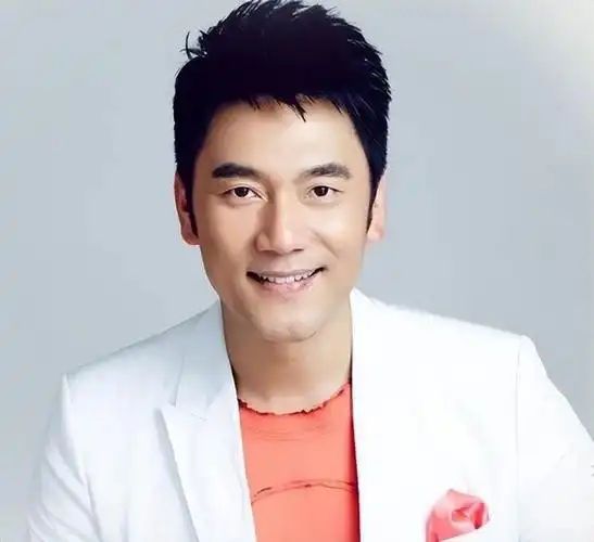 真幸福林依轮为老婆庆生52岁西华仍似少女俩儿子颜值不如爸