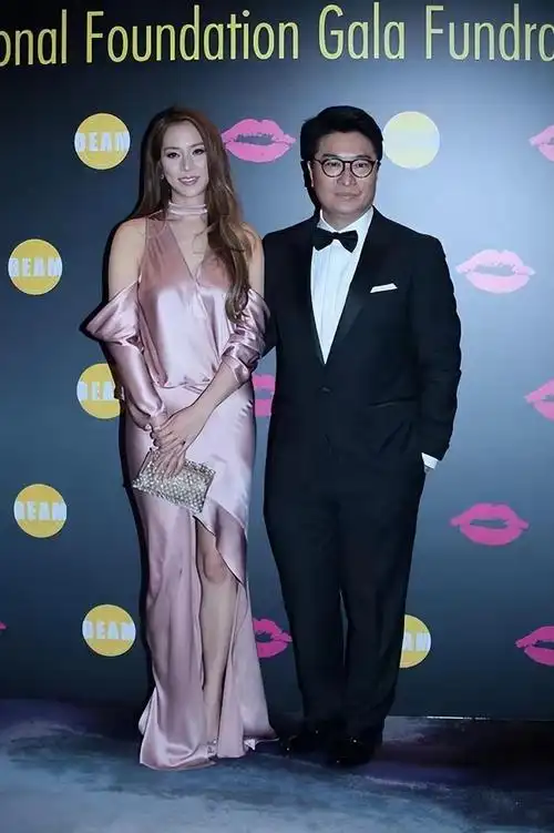 徐子淇有阔太其中却不会穿一身粉裙设计浮夸失身份太显廉价