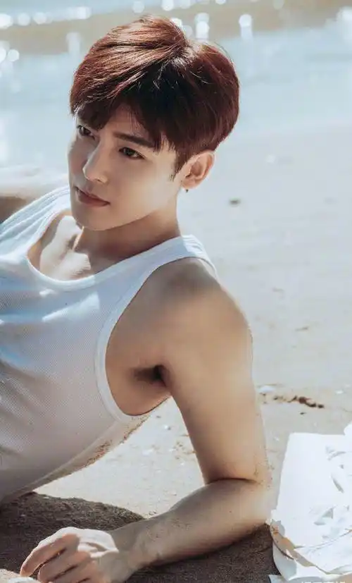 侯明昊晒海边清爽写真,纯白背心露出手臂完美线条,清澈又帅气_少年跟