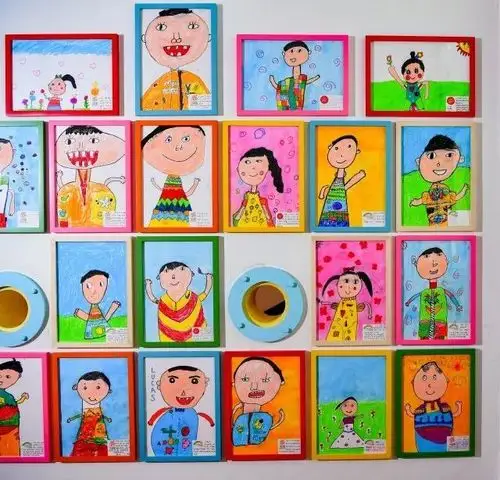 这里的画展是大班即将毕业的孩子们的自画像,孩子们或腼腆,或自信,或