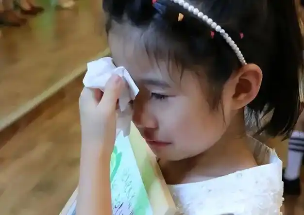 开学孩子大哭不去幼儿园心理学哭是好事比不哭强别让娃憋着