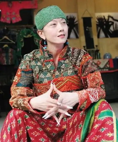 60岁杨丽萍近照,剪了指甲美如20岁少女,生活终于可以自理了