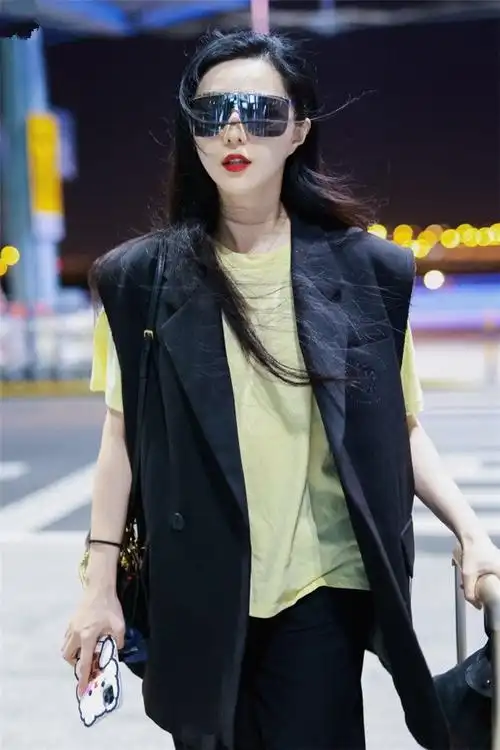 范冰冰独自现身机场红唇冷艳性感兔子手机壳彰显少女心