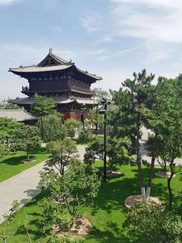 华岩寺景色秀丽宜人.游客流连忘返.