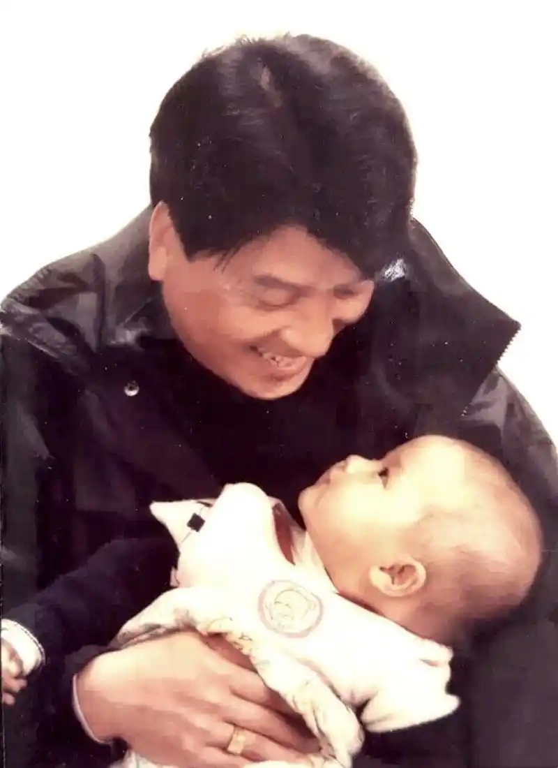 关爸爸晒出了女儿关晓彤从小婴儿到成年人时期一路成长的照片,关少曾